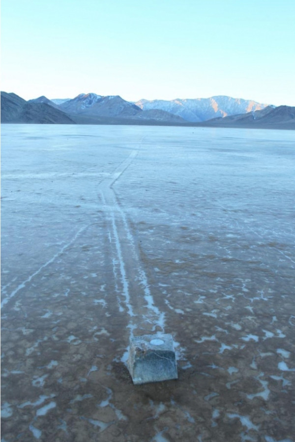  Đá buồm: Trong Thung lũng Chết, California, Hoa Kỳ, có một hiện tượng gọi là Đá Buồm. Có vẻ như những tảng đá di chuyển từ nơi này sang nơi khác. Các nhà khoa học tin rằng lý do cho điều này cũng giống hiện tượng những mảnh băng khổng lồ di chuyển.