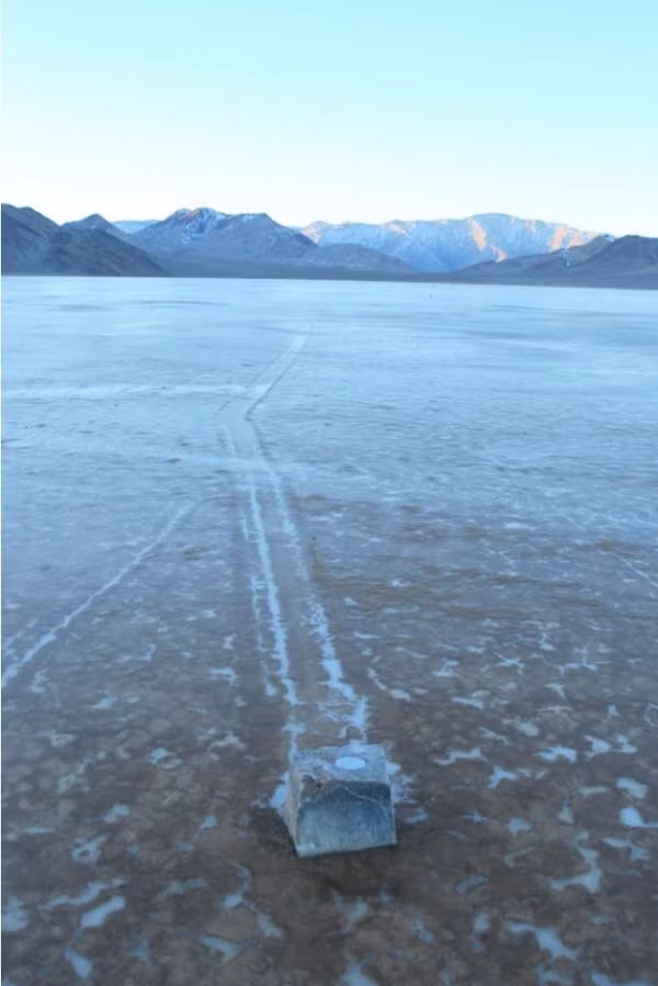  Đá buồm: Trong Thung lũng Chết, California, Hoa Kỳ, có một hiện tượng gọi là Đá Buồm. Có vẻ như những tảng đá di chuyển từ nơi này sang nơi khác. Các nhà khoa học tin rằng lý do cho điều này cũng giống hiện tượng những mảnh băng khổng lồ di chuyển.