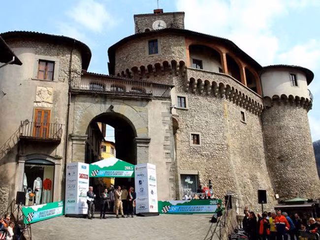 Castelnuovo di Garfagnana và Barga là hai thị trấn chính ở vùng Garfagnana của Tuscany, cả 2 đều là những thị trấn hàng xóm của Sommocolonia, nhưng cư dân 2 vùng này đều không dám bén mảng đến thị trấn ma kia .