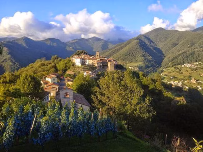 Palleroso nằm trên đỉnh các đỉnh của Garfagnana. Mặc dù thị trấn này nằm cách xa Sommocolonia nhưng vẫn bị ảnh hưởng với những truyền thuyết ma quái của thị trấn ma và họ rất sợ hãi nếu buộc phải đi qua vùng đất này.