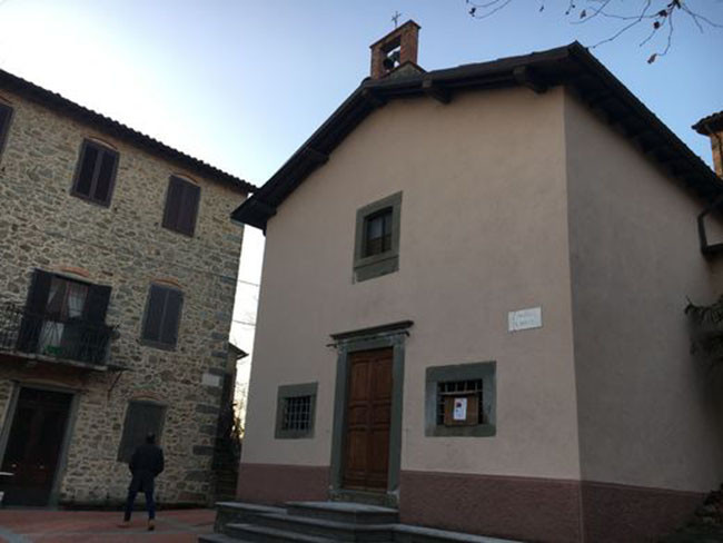 Quảng trường trung tâm bị bỏ hoang của Sommocolonia. Quá sợ hãi bởi bị những ám ảnh ma quái, cư dân đã bỏ đi gần hết.