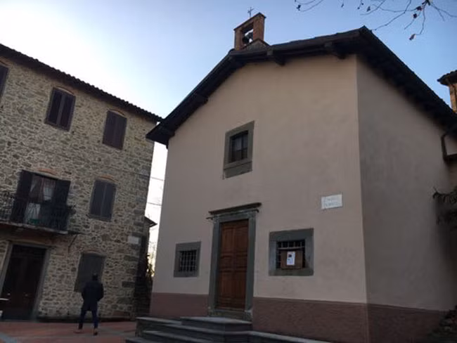 Quảng trường trung tâm bị bỏ hoang của Sommocolonia. Quá sợ hãi bởi bị những ám ảnh ma quái, cư dân đã bỏ đi gần hết.