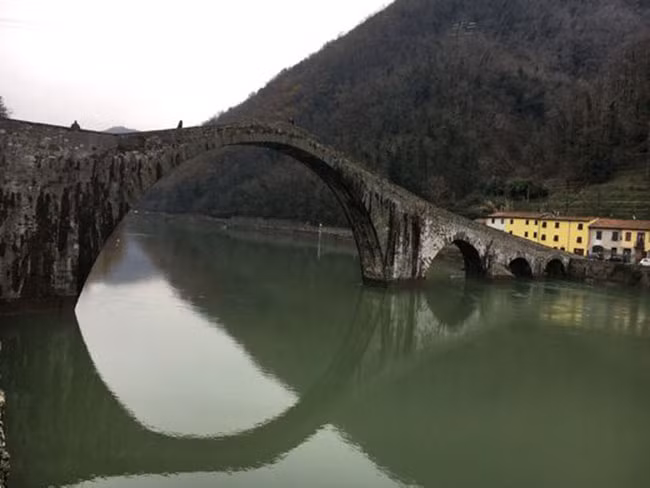 Cây cầu Devil's Bridge có từ thế kỷ 11 thanh lịch trên Sông Serchio gần Borgo a Mozzano ở Garfagnana.