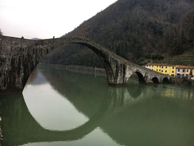 Cây cầu Devil's Bridge có từ thế kỷ 11 thanh lịch trên Sông Serchio gần Borgo a Mozzano ở Garfagnana.