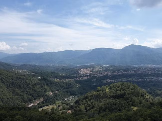 Quang cảnh từ Sommocolonia vượt qua Thung lũng Serchio trải rộng bên dưới, vậy mà không chỉ ban đêm, người ta kể ngay cả ban ngày cũng bắt gặp các hồn ma lởn vởn trong bầu không khí lạnh lẽo và hoang vắng.