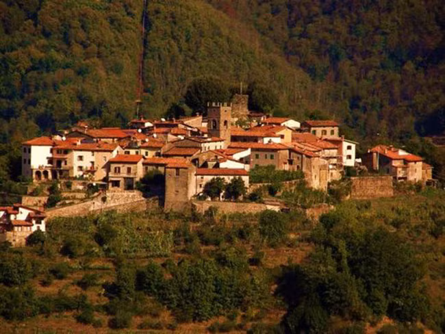 Tháp canh gác và tường tăng cường bảo vệ 74 cư dân của Palleroso, bởi lo lắng những linh hồn từ Sommocolonia có thể tràn qua.