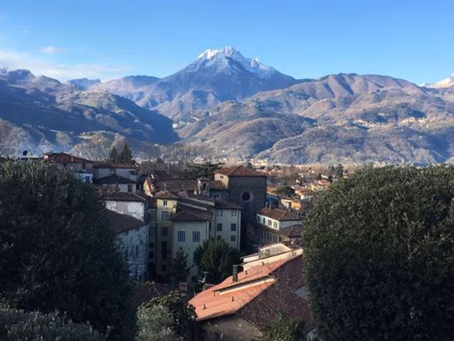 Thị trấn thời Trung cổ Barga nằm ở trung tâm Thung lũng Serchio và đối mặt với các đỉnh núi Omo.