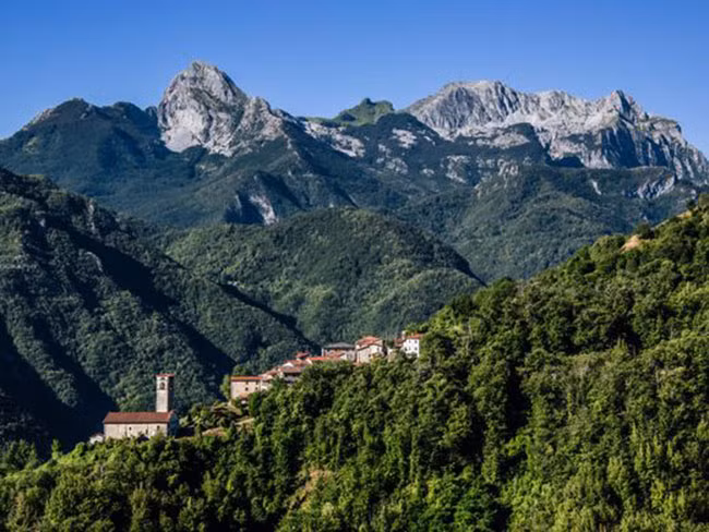 Riana, dân số 64, nở mỗi tháng trong lễ hội rượu vang hàng năm và Race of the Barrels.