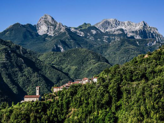 Riana, dân số 64, nở mỗi tháng trong lễ hội rượu vang hàng năm và Race of the Barrels.