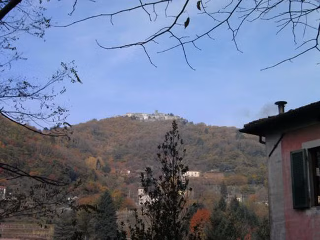 Thị trấn nhỏ Sommocolonia trên đỉnh đồi, dân số 22, khi được nhìn từ thị trấn Barga.