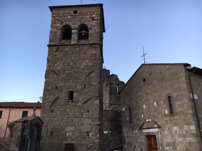 Tháp chuông cao vút của Sommocolonia nhìn ra nhà thờ giáo xứ nhỏ bé và thung lũng xinh đẹp bên dưới.