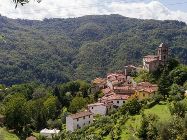 Rontano, dân số 46, ngồi khá đẹp khi leo lên sườn dốc của Garfagnana.