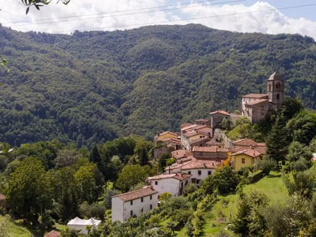 Rontano, dân số 46, ngồi khá đẹp khi leo lên sườn dốc của Garfagnana.