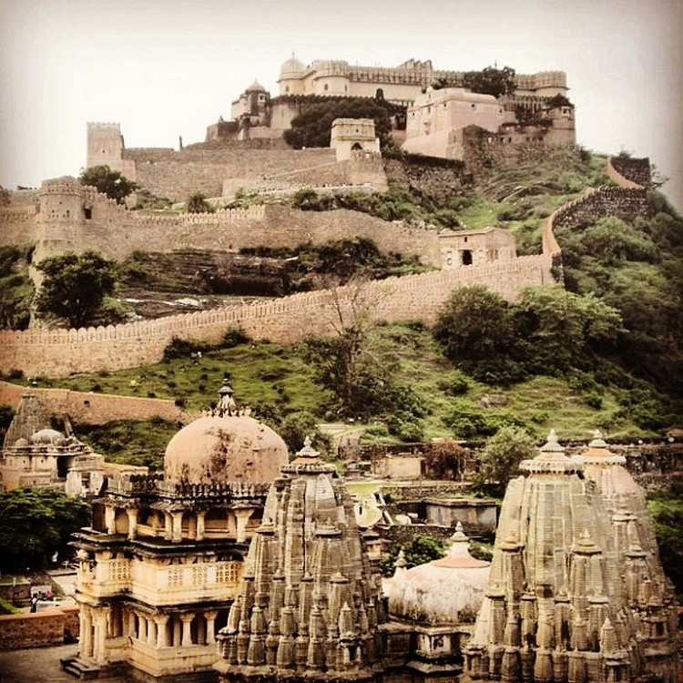 Đặc biệt trong pháo đài Kumbhalgarh có một bể sâu 32 mét, được gọi là Lakhola Tank.