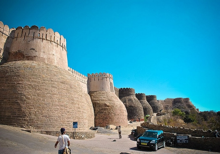 Để có thể đi bộ khám phá pháo đài này thực sự là một thách thức không nhỏ đối với du khách. Tuy nhiên, khi đã vượt qua một chặng đường khá dài, du khách sẽ được “trả công” xứng đáng.