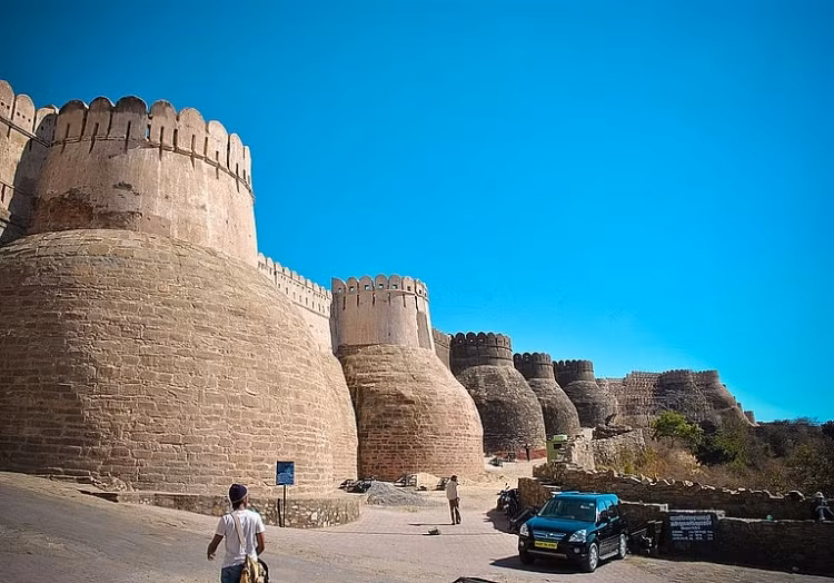 Để có thể đi bộ khám phá pháo đài này thực sự là một thách thức không nhỏ đối với du khách. Tuy nhiên, khi đã vượt qua một chặng đường khá dài, du khách sẽ được “trả công” xứng đáng.