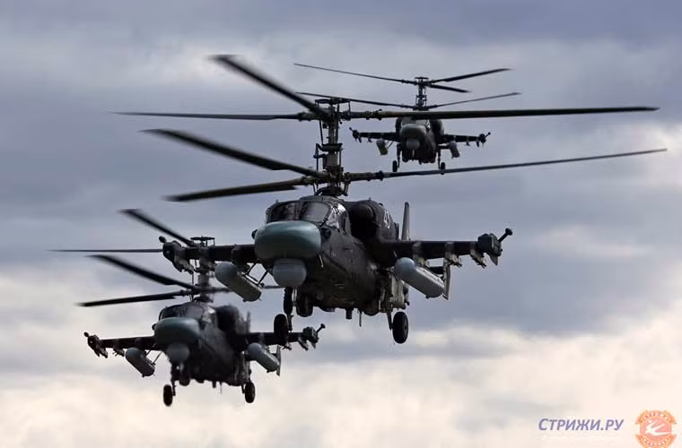 Đội hình trực thăng tấn công hạng nặng Ka-52.