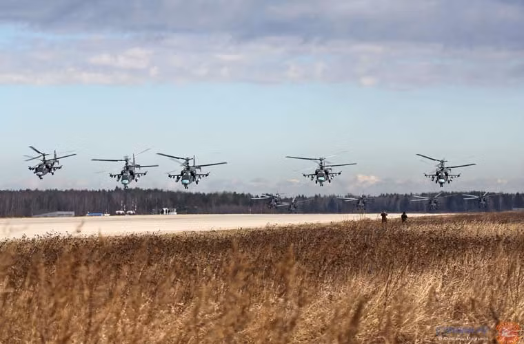 Đội hình trực thăng hỗn hợp Ka-52, Mi-28 đồng loạt cất cánh trong bài bay diễn tập duyệt binh của Không quân Nga.
