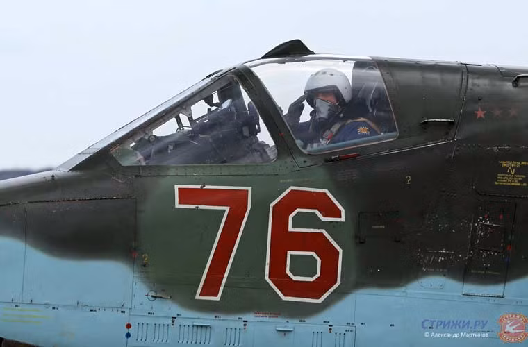 Phi công lái cường kích Su-25 chào mặt đất trước khi cất cánh.