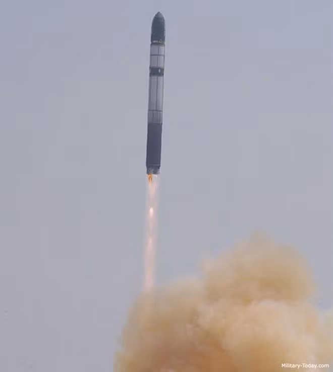 R-36M có tầm bắn tối đa 16.000 km. Đây cũng là tên lửa liên lục địa có tầm bắn xa nhất thế giới. Nó có tốc độ tái nhập bầu khí quyển rất lớn cùng hệ thống mồi bẫy tinh vi nên rất khó đánh chặn.