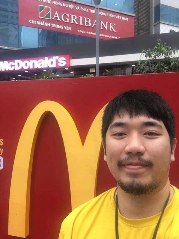 Tuy vậy, chàng vlogger đình đám một thời này dừng làm vlog chỉ sau hơn 1 năm được biết đến, cũng rất hiếm cập nhật thông tin trên trang cá nhân. Một lần hiếm hoi cư dân mạng ''soi'' được bức ảnh hiện tại, khác xa với quá khứ của anh.