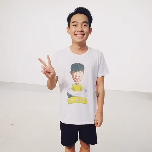 Khác với những vlogger khác, chủ yếu hoạt động cá nhân, tự phát, vlogger Phở Đặc Biệt tham gia cùng team Thích Ăn Phở gồm nhiều cái tên đình đám khác, dưới sự quản lý của Yeah1. Thời kỳ đầu, Phở cũng có những vlog kết hợp với các vlogger nổi tiếng thời đó như JV, Toàn Shinoda, Huyme,...