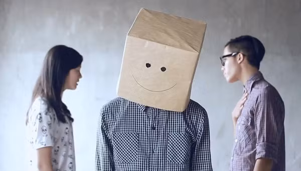 Cùng với JV, Huyme hay An Nguy, He Always Smile (Đỗ Hoàng Minh Khôi) là một trong những vlogger đời đầu nhận được sự yêu mến của nhiều bạn trẻ Việt và cực kỳ bí ẩn vì luôn xuất hiện với chiếc hộp giấy có vẽ hình mặt cười che toàn bộ khuôn mặt. He Always Smiles làm vlog với style lãng mạn, đầu tư chỉn chu về nội dung và hình ảnh nhưng sau đó dừng làm vlog để tập trung cho những dự án kinh doanh.