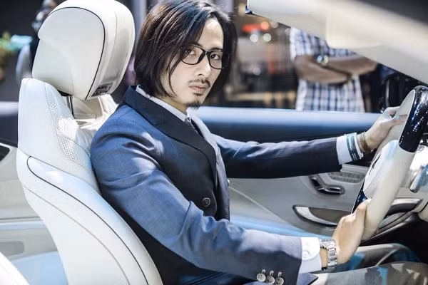 JV cũng được biết đến qua mối tình đẹp như mơ với hotgirl Mie Nguyễn nhưng hậu chia tay, anh chàng cũng ra vlog thưa thớt dần rồi tạm dừng một thời gian dài. Năm 2016, anh được Forbes bình chọn vào danh sách 30 Under 30 Châu Á trong lĩnh vực quảng cáo, tiếp thị, truyền thông và cũng từng thử sức với lĩnh vực phim ảnh.