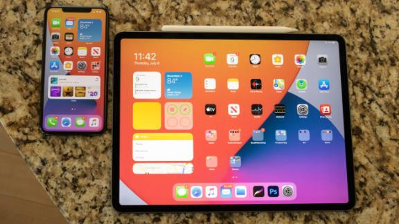 Để cập nhật iOS 14 chính thức dễ dàng và nhanh chóng, người dùng cần giải phóng dung lượng cho thiết bị, sao lưu dữ liệu và sạc đầy pin điện thoại hoặc iPad.