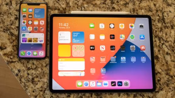 Để cập nhật iOS 14 chính thức dễ dàng và nhanh chóng, người dùng cần giải phóng dung lượng cho thiết bị, sao lưu dữ liệu và sạc đầy pin điện thoại hoặc iPad.