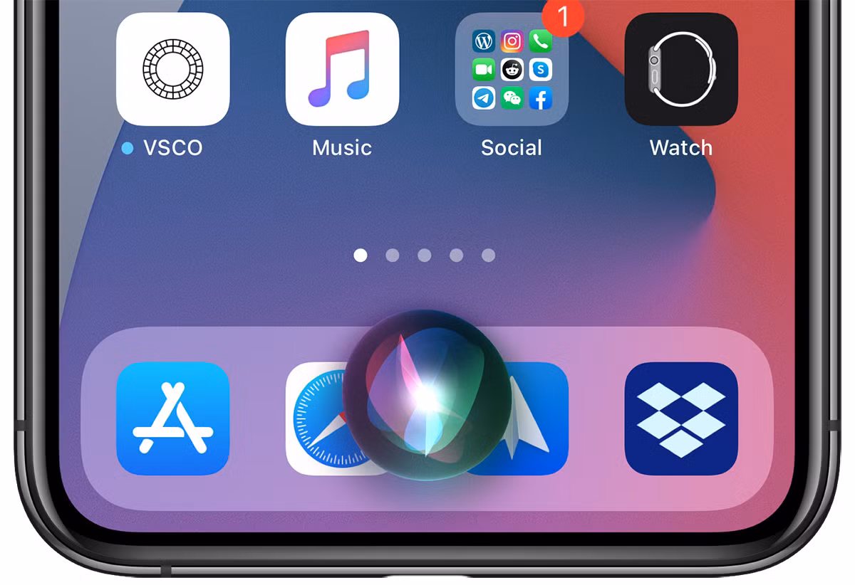 Thay đổi nhỏ khác là Siri trên bản cập nhật hệ điều hành mới này chỉ hiện biểu tượng nhỏ phía dưới màn hình chứ không chiếm toàn bộ màn hình mỗi khi bạn yêu cầu.