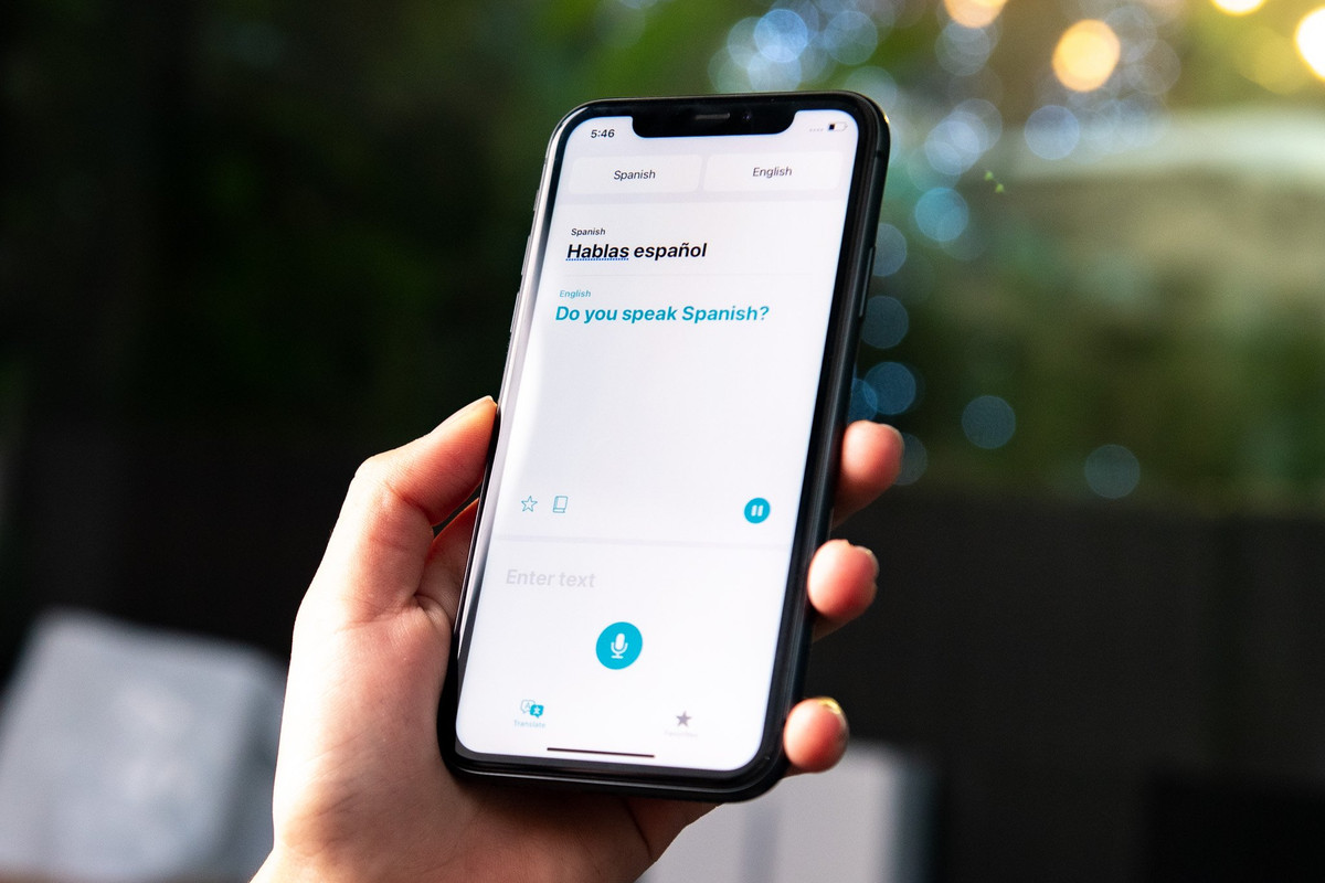 Thay đổi trên bản iOS 14 bao gồm cả việc bổ sung Ứng dụng Dịch mới của Apple. Sử dụng học máy trên thiết bị tiên tiến và một công cụ thần kinh mạnh mẽ, bạn có thể dịch văn bản và giọng nói của mình giữa bất kỳ sự kết hợp nào của 10 ngôn ngữ.