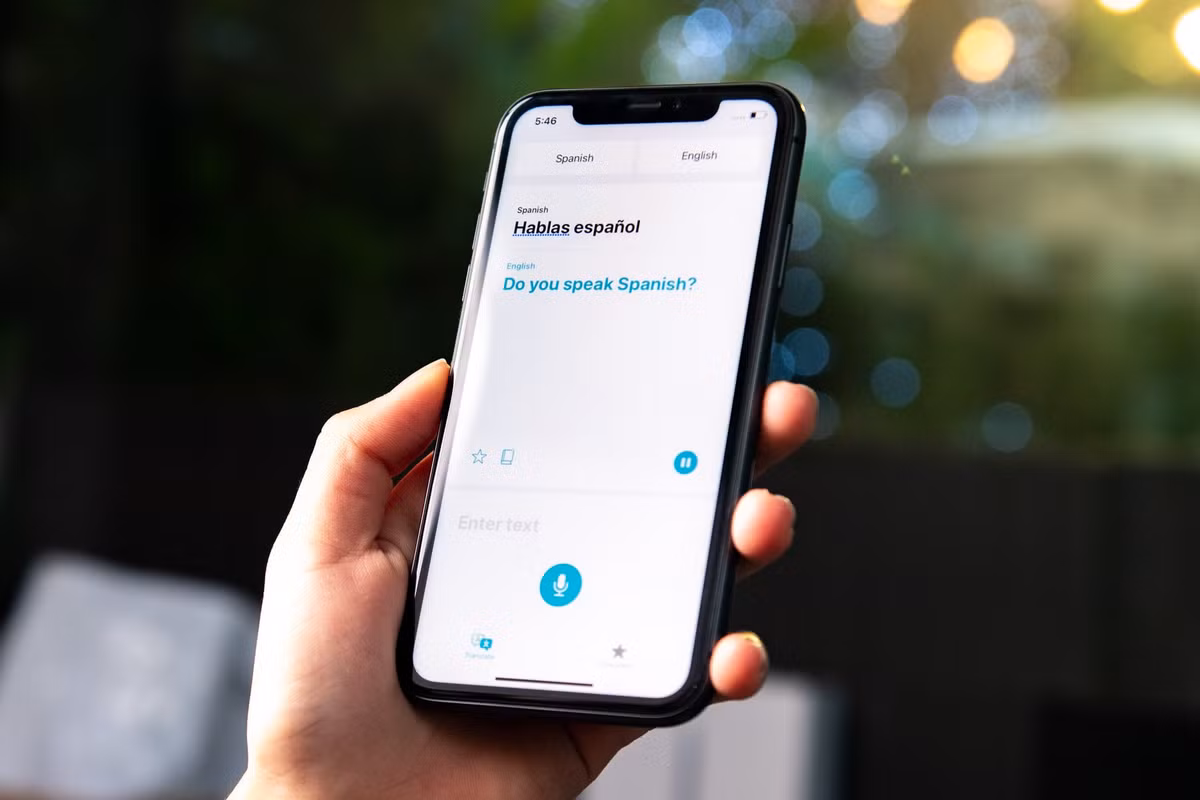 Thay đổi trên bản iOS 14 bao gồm cả việc bổ sung Ứng dụng Dịch mới của Apple. Sử dụng học máy trên thiết bị tiên tiến và một công cụ thần kinh mạnh mẽ, bạn có thể dịch văn bản và giọng nói của mình giữa bất kỳ sự kết hợp nào của 10 ngôn ngữ.