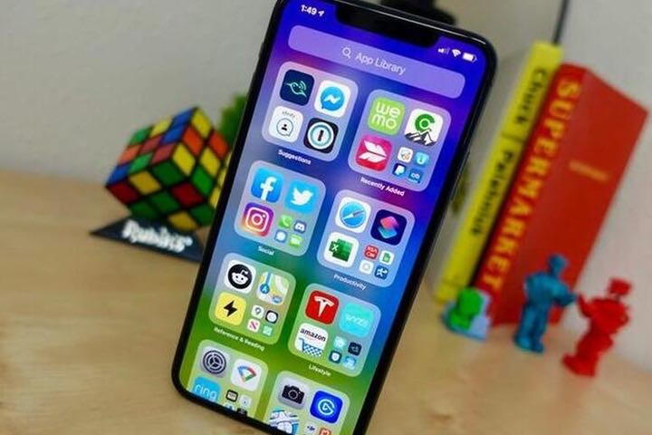 Trong khi đó, App Library mới trên iOS 14 lại mang hơi hướng của một hệ điều hành nổi tiếng trước kia - Windows Phone. Thay thế cho giao diện trang ứng dụng, App Library cung cấp một không gian mới ở màn hình chính, chứa các Widgets và các ứng dụng vào trong một thư mục.