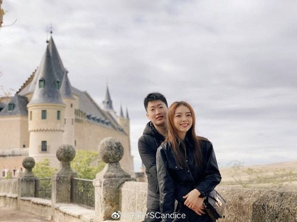 Đệ nhất mỹ nữ của làng LMHT Trung Quốc - MC Candice mới đây đã gây bất ngờ khi chính thức tuyên bố chia tay bạn trai nổi tiếng sau thời gian ngắn ngủi hẹn hò. Trên trang cá nhân Weibo, MC Candice và bạn trai - BLV của giải đấu LPL Quản Trạch Nguyên đều đăng tải dòng thông báo về mối quan hệ ''đường ai nấy đi''.