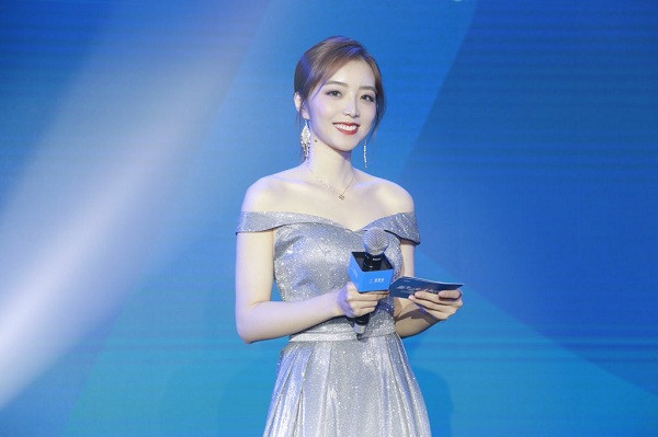 MC Candice tên thật là Đoàn Dư Sương, được xem là biểu tượng của LMHT Trung Quốc nhờ gương mặt khả ái, ưa nhìn. Yêu thích LMHT từ khi còn trẻ và nhờ tích cực học hỏi, Candice rất am hiểu tựa game này.