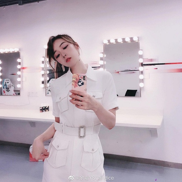 Một số fan tinh ý phát hiện Candice thường xuyên đăng tải trên weibo cá nhân những câu nói tâm trạng trong vài tuần trở lại đây. Cô còn sử dụng hashtag #LPL khiến nhiều người lầm tưởng rằng nữ MC đang nói về cảm xúc của những trận đấu.