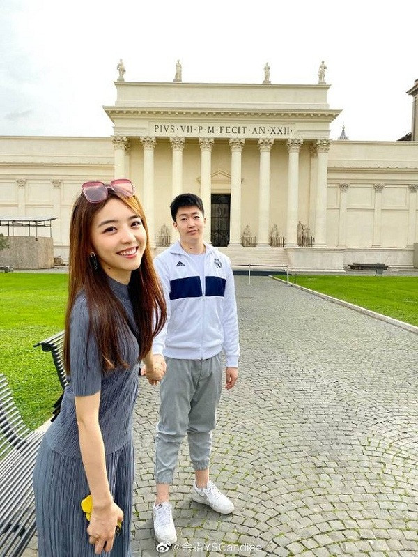 Cuối năm 2019, mỹ nữ LMHT Trung Quốc đã làm tan vỡ không biết bao nhiêu trái tim của fanboy khi công khai mối quan hệ với BLV Quản Trạch Nguyên. Bất chấp việc đôi khi bị mỉa mai là ''đôi đũa lệch" về nhan sắc, Candice và bạn trai luôn được coi là một trong những cặp đôi đẹp nhất của làng LMHT.