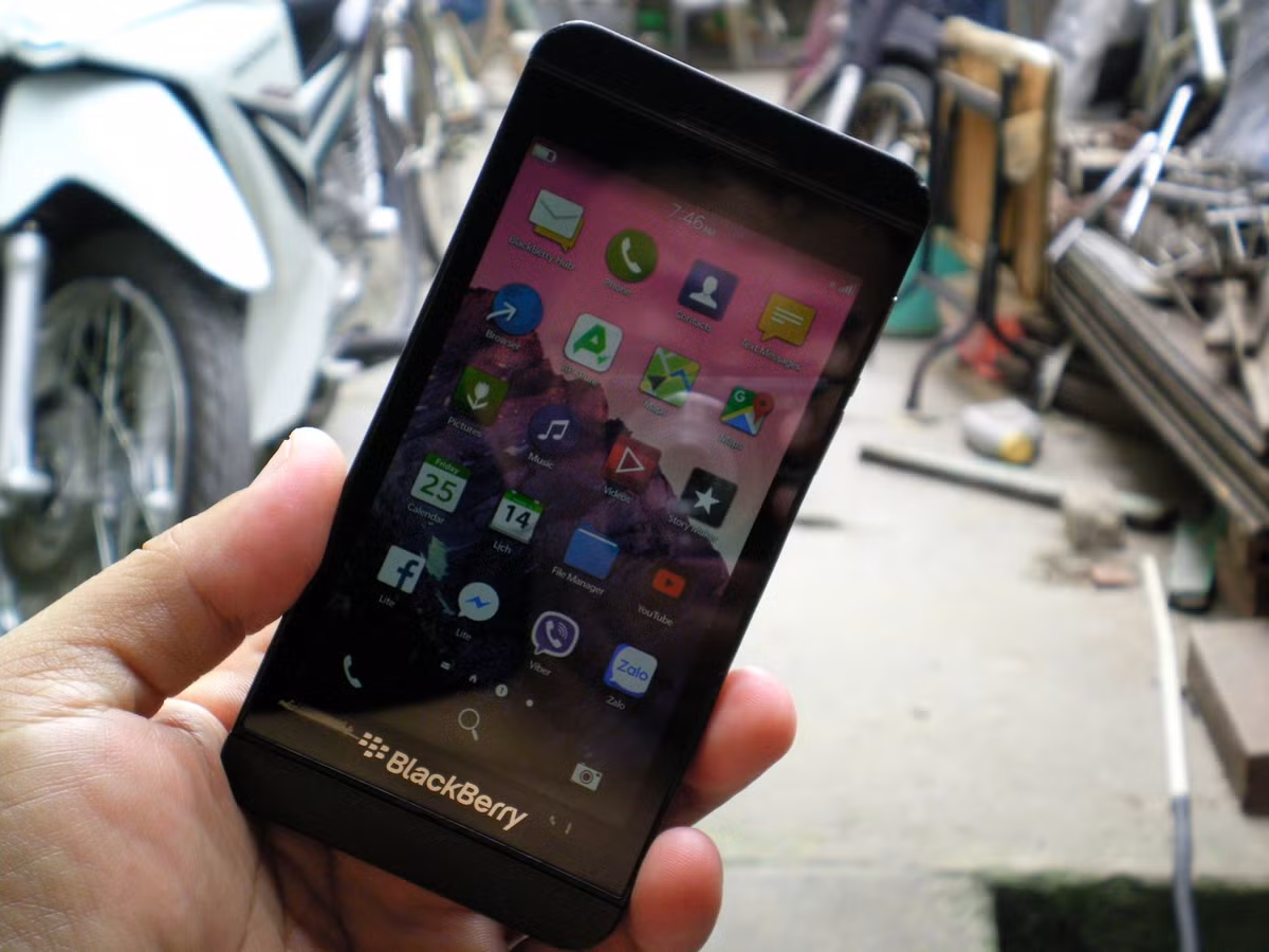 Trở lại với màn hình cảm ứng, BlackBerry Z10 sử dụng hệ điều hành BB10 mới toanh, được đánh giá là một trong những sản phẩm thú vị nhất của BlackBerry. Máy sở hữu camera sau 8-megapixel và camera trước 2-megapixel, cùng viên pin với thời lượng đàm thoại 10 tiếng.