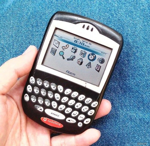 Thế hệ điện thoại màn hình màu của BlackBerry bắt đầu với chiếc BlackBerry 7290 - một trong những thiết bị thuộc series 7000. Điện thoại có màn hình cỡ trung, độ phân giải 240x160 hoặc 240x240, tích hợp Bluetooth và có bộ nhớ trong 16MB.