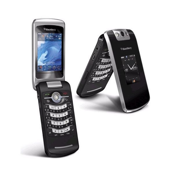 BlackBerry 8220 Pearl Flip được công bố vào năm 2008 với form factor dạng nắp gập, có màn hình bên trong 240x320 và màn hình ngoài 128x160. Vẫn giữ nguyên trackball như series Pearl, cùng camera 2-megapixel, Pearl Flip có bộ nhớ trong 128MB và hỗ trợ thẻ nhớ microSD tối đa 16GB.