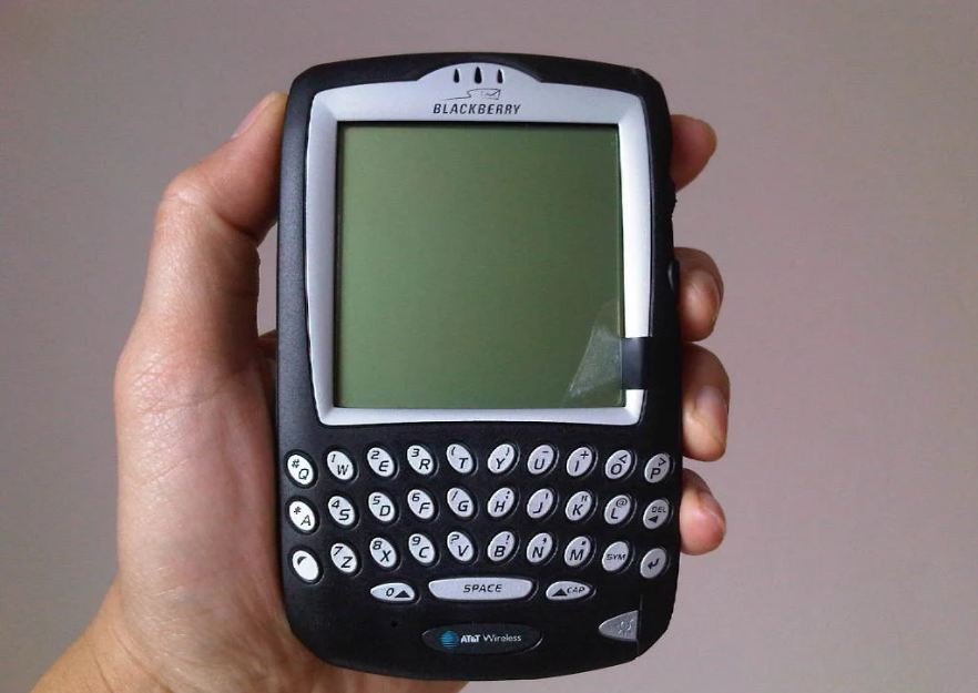 Cũng ra mắt năm 2002, 6710 từng là chiếc điện thoại BlackBerry khiến cả thế giới điên đảo khi là một trong những thiết bị đầu tiên tích hợp chức năng gọi điện thoại (không cần cắm tai nghe). Nó được trang bị màn hình đơn sắc cỡ lớn, độ phân giải 160x160 pixel.