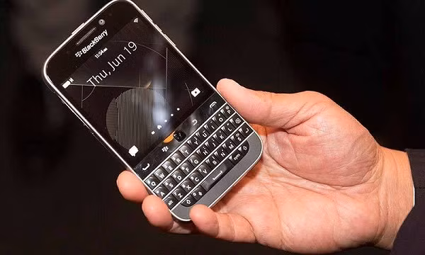 BlackBerry Classic ra mắt vào tháng 12/2014, mang lại thiết kế quen thuộc của Bold - một trong những thiết bị BlackBerry được yêu thích nhất. Điểm thu hút chính của thiết bị này - ngoài bàn phím QWERTY vật lý - là cho phép người dùng tải về các ứng dụng Android bên cạnh các ứng dụng native của BlackBerry.