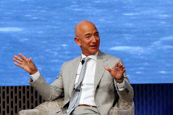 Theo đó, đứng đầu danh sách tỷ phú giàu nhất thế giới là Jeff Bezos - ông chủ sáng lập kiêm CEO Amazon. Tỷ phú người Mỹ 56 tuổi này được cho là đang sở hữu khối tài sản ròng trị giá 185,8 tỷ USD.