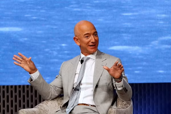 Theo đó, đứng đầu danh sách tỷ phú giàu nhất thế giới là Jeff Bezos - ông chủ sáng lập kiêm CEO Amazon. Tỷ phú người Mỹ 56 tuổi này được cho là đang sở hữu khối tài sản ròng trị giá 185,8 tỷ USD.