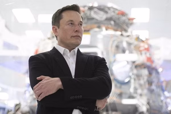 Ở tuổi 49, tài sản ròng của tỷ phú "điên" Elon Musk ước tính là vào khoảng 70,6 tỷ USD. Ông được biết đến với tư cách là Giám đốc điều hành của hãng xe điện Tesla và sở hữu công ty vũ trụ SpaceX.