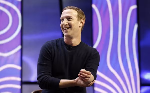 Tỷ phú trẻ tuổi nhất thế giới là Mark Zuckerberg - chủ tịch, giám đốc điều hành và đồng sáng lập của mạng xã hội khổng lồ Facebook. Với khối tài sản 100 tỷ USD, Mark hiện đứng ở vị trí thứ 3 trong danh sách này.