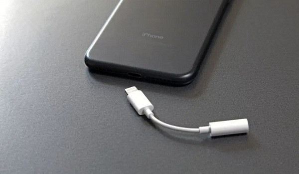 Trước đó, khi ra mắt iPhone 7/7 Plus vào năm 2016 Apple từng sử dụng "chiêu" cắt bỏ trang bị để thu lợi nhuận. Hãng "khai tử" cổng tai nghe, nhằm "ép" người dùng mua tai nghe Airpods hoặc một adapter chuyển đổi riêng với giá 9 USD.