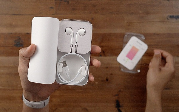 Thay vì bỏ ra số tiền mua iPhone đã đi kèm các phụ kiện thiết yếu, khách hàng lại phải phải bỏ ra nhiều tiền hơn để mua iPhone 12, củ sạc và tai nghe. Người được lợi không ai khác vẫn chính là Apple.