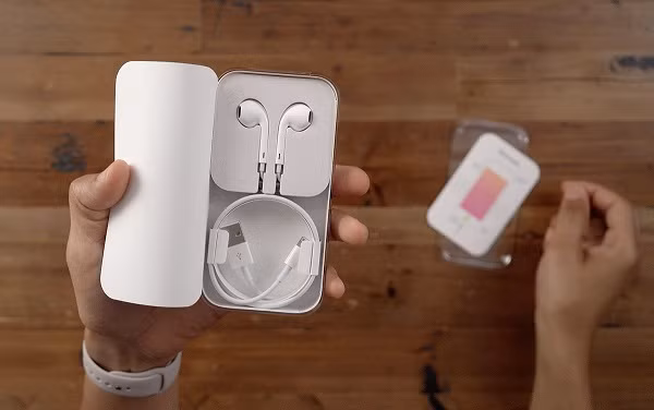 Thay vì bỏ ra số tiền mua iPhone đã đi kèm các phụ kiện thiết yếu, khách hàng lại phải phải bỏ ra nhiều tiền hơn để mua iPhone 12, củ sạc và tai nghe. Người được lợi không ai khác vẫn chính là Apple.